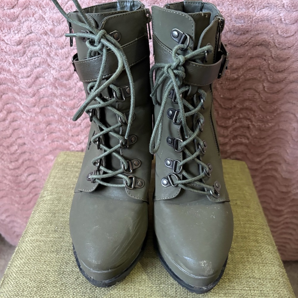 🎉HP🎉 Stylish Olive Green Lace-Up “School Girl” Ankle Boots - Picture 2 of 10